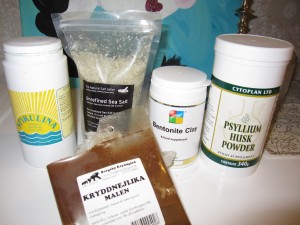spirulina, kryddnejlika pulver, oraffinerat havssalt, bentonit lera, psylliumfrö pulver